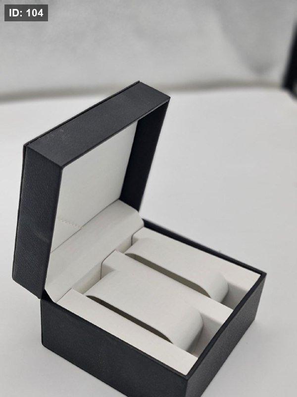 علب مربعة سوداء بمفصل